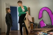 Kim (Zo&euml; Valks) zieht mit ihrer Tochter Saphir (Theodora Tetzlaff) in eine neue Wohnung.