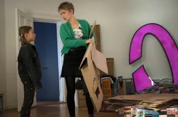 Kim (Zo&euml; Valks) zieht mit ihrer Tochter Saphir (Theodora Tetzlaff) in eine neue Wohnung.