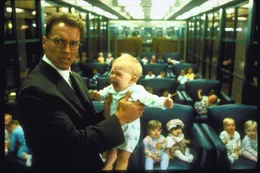 Von schreienden Babys umzingelt: ein typisches Bild aus dem wiederkehrenden Albtraum des Wissenschaftlers Dr. Alex Hesse (Arnold Schwarzenegger, l.)