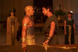 Moses (Christian Bale, r.) und Ramses (Joel Edgerton)  +++ Die Verwendung des sendungsbezogenen Materials ist nur mit dem Hinweis und Verlinkung auf RTL+ gestattet. +++