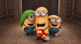 Die Minions (v.l.) Stuart, Kevin und Bob wurden mit Waffen ausger&uuml;stet, um ihm Auftrag von Scarlett Overkill die Krone der K&ouml;nigin zu stehlen.