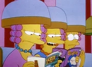 Marge (re.) und ihre lieblichen Schwestern Patty und Selma (Mi.) wetteifern im Salon Figaro um die attraktivste Frisur.