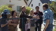 Zwei Familien bewerben sich um eine Doppelhaush&auml;lfte. Andi Knuppe (Milan Peschel, r.) l&auml;dt zur Hausbesichtigung.