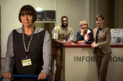 Susanne (Steffi K&uuml;hnert, vorne) verheimlicht ihren Kollegen J&ouml;rg (Elvis Clausen) Ingrid (Vera Kasimir, 2. v. re.), Andrea (Katharina Marie Schubert), dass sie verlassen wurde.