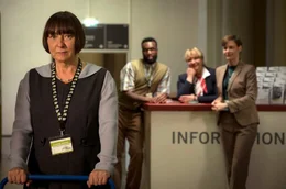 Susanne (Steffi K&uuml;hnert, vorne) verheimlicht ihren Kollegen J&ouml;rg (Elvis Clausen) Ingrid (Vera Kasimir, 2. v. re.), Andrea (Katharina Marie Schubert), dass sie verlassen wurde.