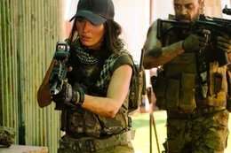 Samantha O'Hara (Megan Fox, l.); Elijah Dekker (Brandon Auret, r.)