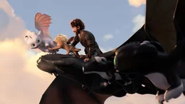 Hicks und sein Sohn fliegen mit Ohnezahn, dessen Kindern und Frau durch die L&uuml;fte. Hicks m&ouml;chte seinem Sohn das freundschaftliche Verh&auml;ltnis zu den Drachen zeigen.
