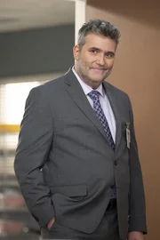 Dr. Joseph Chase (Craig Bierko)