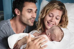 Hier ist das Gl&uuml;ck zu Hause: Doch schon einige Jahre nach Tims Geburt m&uuml;ssen Eva (Felicitas Woll, r.) und Luis (Renato Schuch, l.) erkennen, dass sie dabei sind, alles in den Sand zu setzen ...