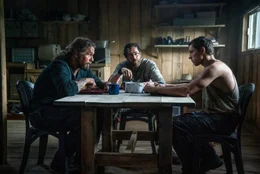 Kurt Sutter (Cillian l.), Demi&aacute;n Bichir (Ben) and Tom Holland (Todd r.)