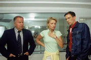 Die Kommissare Kehler (Wolfgang Bathke, l.) und Bonhoff (Wolfgang Krewe) bemerken, dass Elke Karlsen (Silke Matthias) bezüglich ihrer Tochter etwas zu verheimlichen hat. Die Kommissare Kehler (Wolfgang Bathke, l.) und Bonhoff (Wolfgang Krewe) bemerken, dass Elke Karlsen (Silke Matthias) bezüglich ihrer Tochter etwas zu verheimlichen hat.