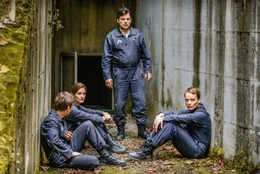 Schopner (Volker Bruch, l.), von Geseke (Vicky Krieps, 2.v.l.), Kretsch (Sascha Ger&scaron;ak, 2.v.r.) und Grandier (Stefan Konarske, r.) konnten den Geiselnehmern entkommen.