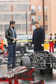 Ein Sponsorenrennen in Manhattan endet mit einem verheerenden Unfall. Die Detectives Don Flack (Eddie Cahill, l.) und Mac Taylor (Gary Sinise) finden heraus, dass die Benzinleitung des Wagens manipuliert wurde.