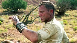 Jake Lonergan (Daniel Craig)  erwacht ohne Erinnerung in der W&uuml;ste von Arizona, an seinem Arm befindet sich eine mysteri&ouml;se Apparatur.