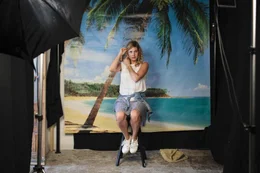 Der Sorgerechtstermin steht an und Eva (Felicitas Woll) erinnert sich an den Beginn ihrer gro&szlig;en Liebe. Wie sie alleine im Fotostudio sa&szlig; und nicht ahnte, dass ihr Traummann bereits die Kamera auf sie richtet ...