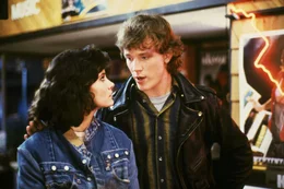 L-R: Julie Winston  (Courteney Cox), Kevin Corrigan (Robert Duncan McNeill)