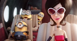 Scarlet Overkill (r.) nimmt die Minions (v.l.) Stuart, Bob und Kevin mit nach London, wo die drei die Krone der K&ouml;nigin stehlen sollen.