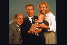Eine Kleinfamilie der besonderen Art: Alex (Arnold Schwarzenegger, M.) und Diana (Emma Thompson, r.) strahlen mit ihrem Geburtshelfer Larry (Danny DeVito, l.) um die Wette.