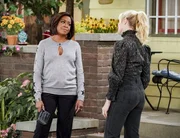 Tina Butler (Tichina Arnold, l.); Gemma Johnson (Beth Behrs, r.)