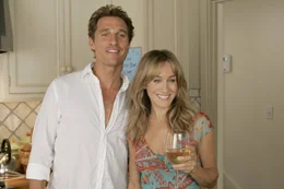 Paula (Sarah Jessica Parker, r.) hat es geschafft und Tripp (Matthew McConaughey, l.) zum Ausziehen verf&uuml;hrt ...