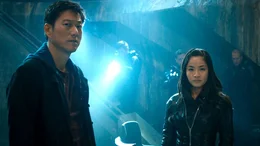 Han (Sung Kang, l.) und Elle (Anna Sawai, r.)  +++ Die Verwendung des sendungsbezogenen Materials ist nur mit dem Hinweis und Verlinkung auf RTL+ gestattet. +++