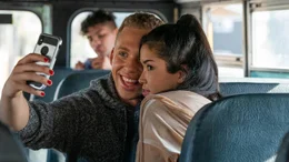 Mateo Adamos (Alten Wilmot, l.); Tori Vince (Erika Prevost, r.)