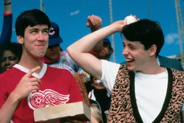 Im Bild: Cameron (Alan Ruck, l.) mit seinem Kumpel Ferris (Mattew Broderick, r.).