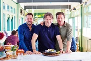 "Jamie & Jimmy's Food Fight Club", "Vegetarische Lasagne mit John Bishop." John Bishop, einer der beliebtesten Comedians Gro&szlig;britanniens, ist bei Jamie und Jimmy am Southend Pier zu Gast. Jamie bereitet mit ihm ein verf&uuml;hrerisches, gr&uuml;nes Thai-Curry zu und pr&auml;sentiert sein Rezept f&uuml;r die beste vegetarische Lasagne der Welt. W&auml;hrend John im Restaurant aufkocht, &uuml;berlegen sich Jamie und Jimmy, wie Kinder auch in der Ferienzeit ausreichend mit gesundem Essen versorgt werden k&ouml;nnen.Im Bild (v.li.): Jimmy Doherty, John Bishop, Jamie Oliver.