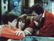 Jonathan (Robert Wagner, r.) und Jennifer (Stefanie Powers, M.) versuchen, Jess (Rossie Harris, l.) über den Tod seines Vaters hinwegzutrösten ...