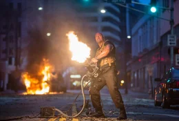 Luke Hobbs (Dwayne 'The Rock' Johnson).