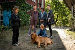 Saphir (Theodora Tetzlaff, li.), Susanne (Steffi K&uuml;hnert, hinten Mitte) und Kim (Zo&euml; Valks, re.) finden die entlaufene H&uuml;ndin Frau Hirschberger bei Leo (Baily Seidel) und ihrer Mutter Leo (Vivian Daniel).