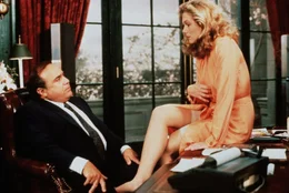 Mit allen Wassern gewaschen: Barbara (Kathleen Turner, r.) gibt Scheidungsanwalt Gavin (Danny DeVito, l.) einen ganz besonderen Wink mit dem Zaunpfahl ...