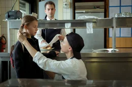Die alleinerziehende Kim (Zo&euml; Valks) hat wegen ihrer Koch-Lehre wenig Zeit f&uuml;r ihre Tochter Saphir (Theodora Tetzlaff). Robert (Max Hegewald) beobachtet, wie Kim versucht ihre Tochter zu tr&ouml;sten.