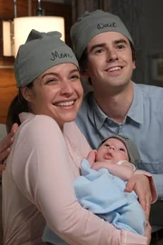 Lea Dilallo (Paige Spara) und Dr. Shaun Murphy (Freddie Highmore). Die Verwendung des sendungsbezogenen Materials ist nur mit dem Hinweis und Verlinkung auf RTL+ gestattet.