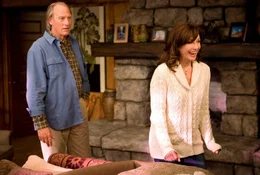 Freuen sich &uuml;ber ihre zuk&uuml;nftige Schweigertochter: Grace (Mary Steenburgen, r.) und Joe (Craig T. Nelson, l.) ...