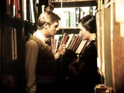 Im Auftrag seines Colleges soll John-Boy (Richard Thomas, l.) die junge Gastrednerin Madeline Bennett (Laura Campbell, r.) betreuen. Da verliebt er sich Hals &uuml;ber Kopf in sie ...