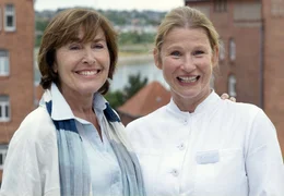 In der sympathischen &Auml;rztin Katja (D&ouml;rte Lyssewski, re.) findet Anne (Thekla Carola Wied) eine gute Freundin.