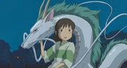 Chihiro mit Haku, der sich in einen Drachen verwandelt hat, um Zeniba den Zaubersiegel zu entwenden.