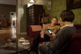 Susanne (Steffi K&uuml;hnert) und Kim (Zo&euml; Valks) tauschen sich aus.