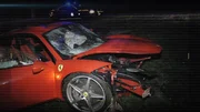 Roter Ferrari nach Unfall