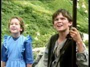 Heidi (Noley Thornton) und der Geissen-Peter (Ben Brazier) geniessen das Leben in den Bergen. Heidi (Noley Thornton) und der Geissen-Peter (Ben Brazier) geniessen das Leben in den Bergen.