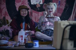 Cassandra Cain (Ella Jay Basco, l.); Harley Quinn (Margot Robbie, r.)