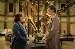 Susanne (Steffi K&uuml;hnert, li.) sucht das Gespr&auml;ch mit ihrer Kollegin Andrea (Katharina Marie Schubert).