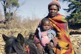 Drachenberge und Wilde K&uuml;ste S&uuml;dafrikas abenteuerlicher Osten Ein Mann mit Kind auf einem Pferd in S&uuml;dafrika  Copyright: SRF/OneGate