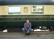 SF-Reporter Mitja Rietbrock vor dem Eastern and Oriental Express.