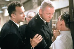 Immer wieder m&uuml;ssen Paul (Tom Hanks, l.) und Brutus Howell (David Morse, M.) den rohen W&auml;rter Percy (Doug Hutchison, r.) zur Raison bringen. Da nimmt sich der neue H&auml;ftling des Sadisten an ...