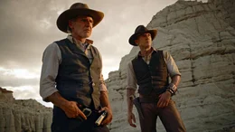 Colonel Dolarhyde (Harrison Ford, li.) und Jake Lonergan (Daniel Craig) nehmen den Kampf gegen die Aliens auf.