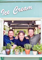 "Jamie & Jimmy's Food Fight Club", "Vegetarische Lasagne mit John Bishop." John Bishop, einer der beliebtesten Comedians Gro&szlig;britanniens, ist bei Jamie und Jimmy am Southend Pier zu Gast. Jamie bereitet mit ihm ein verf&uuml;hrerisches, gr&uuml;nes Thai-Curry zu und pr&auml;sentiert sein Rezept f&uuml;r die beste vegetarische Lasagne der Welt. W&auml;hrend John im Restaurant aufkocht, &uuml;berlegen sich Jamie und Jimmy, wie Kinder auch in der Ferienzeit ausreichend mit gesundem Essen versorgt werden k&ouml;nnen.Im Bild (v.li.): Jimmy Doherty, John Bishop, Jamie Oliver.