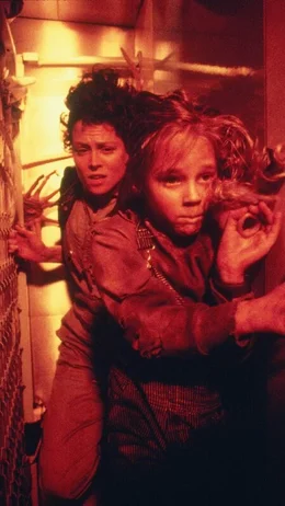 Ellen Ripley (Sigourney Weaver, l.) und Newt (Carrie Henn) fl&uuml;chten durch das Bel&uuml;ftungssystem vor Burke...