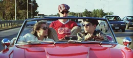 Ferris (Matthew Broderick, r.), Sloane (Mia Sara, l.) und Cameron (Alan Ruck, M.) gelingt es, Papis liebstes St&uuml;ck zu demolieren ...
